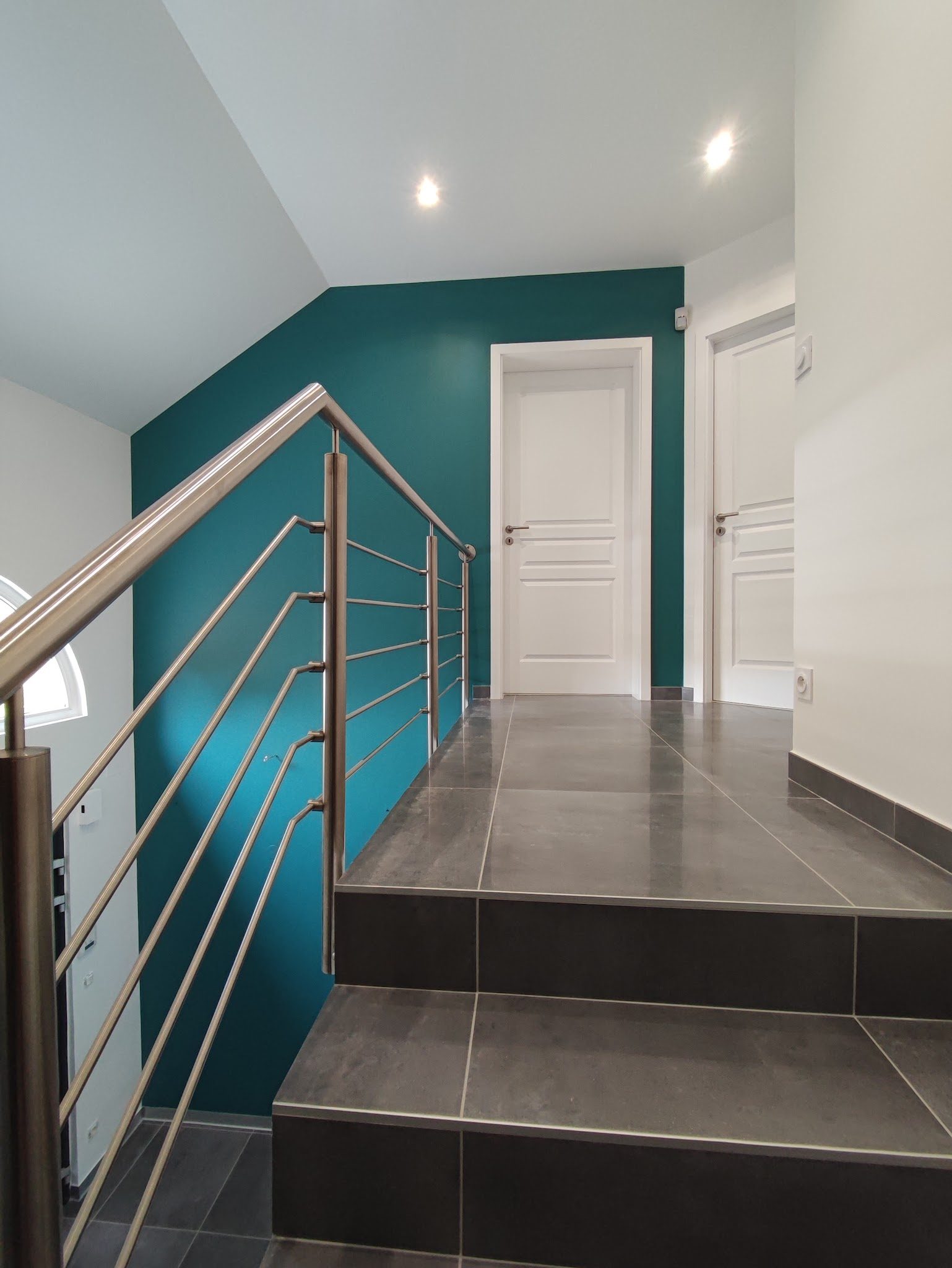Mur bleu canard le long d'un escalier
