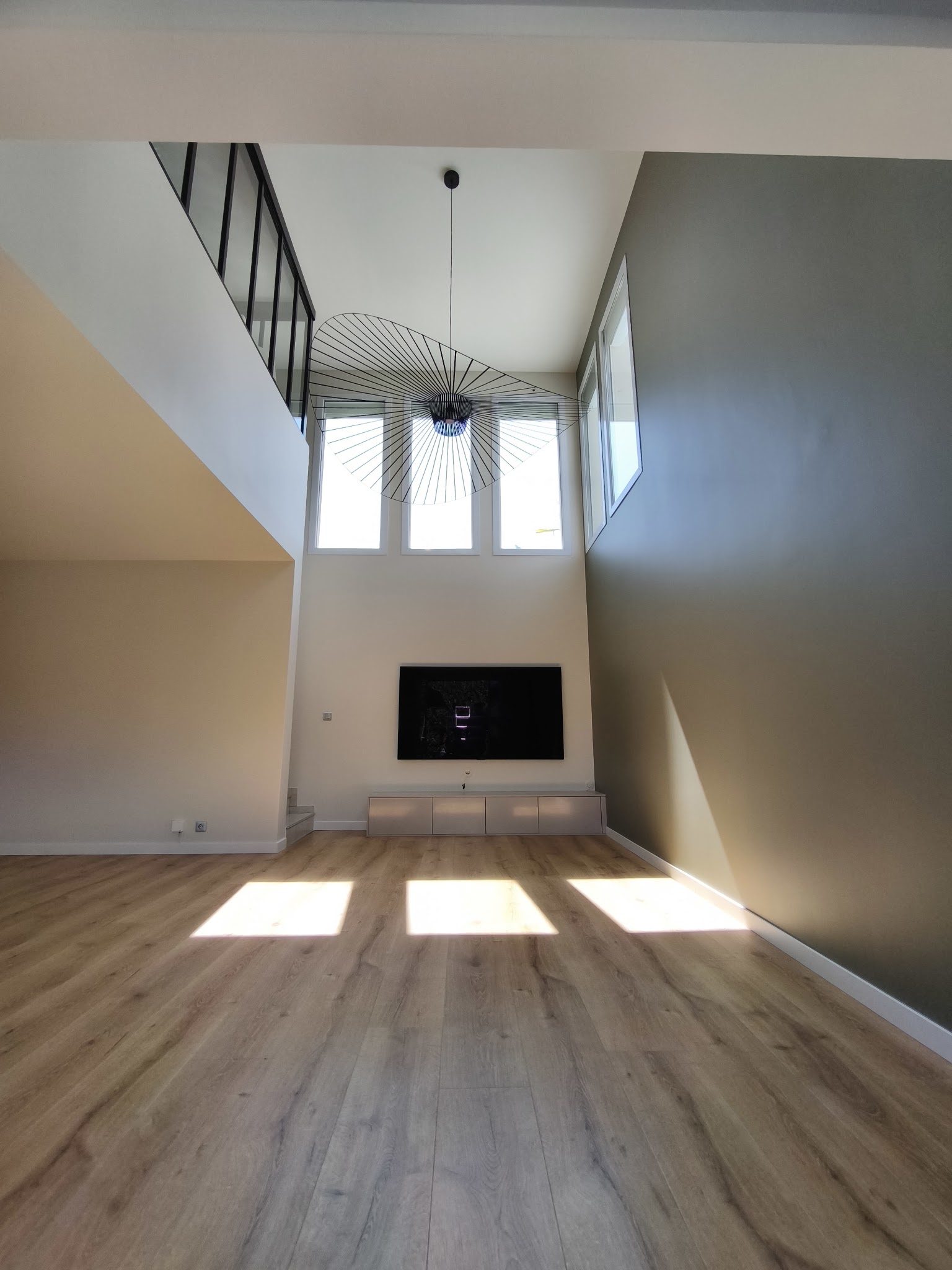 Séjour sous double hauteur, mur taupe
