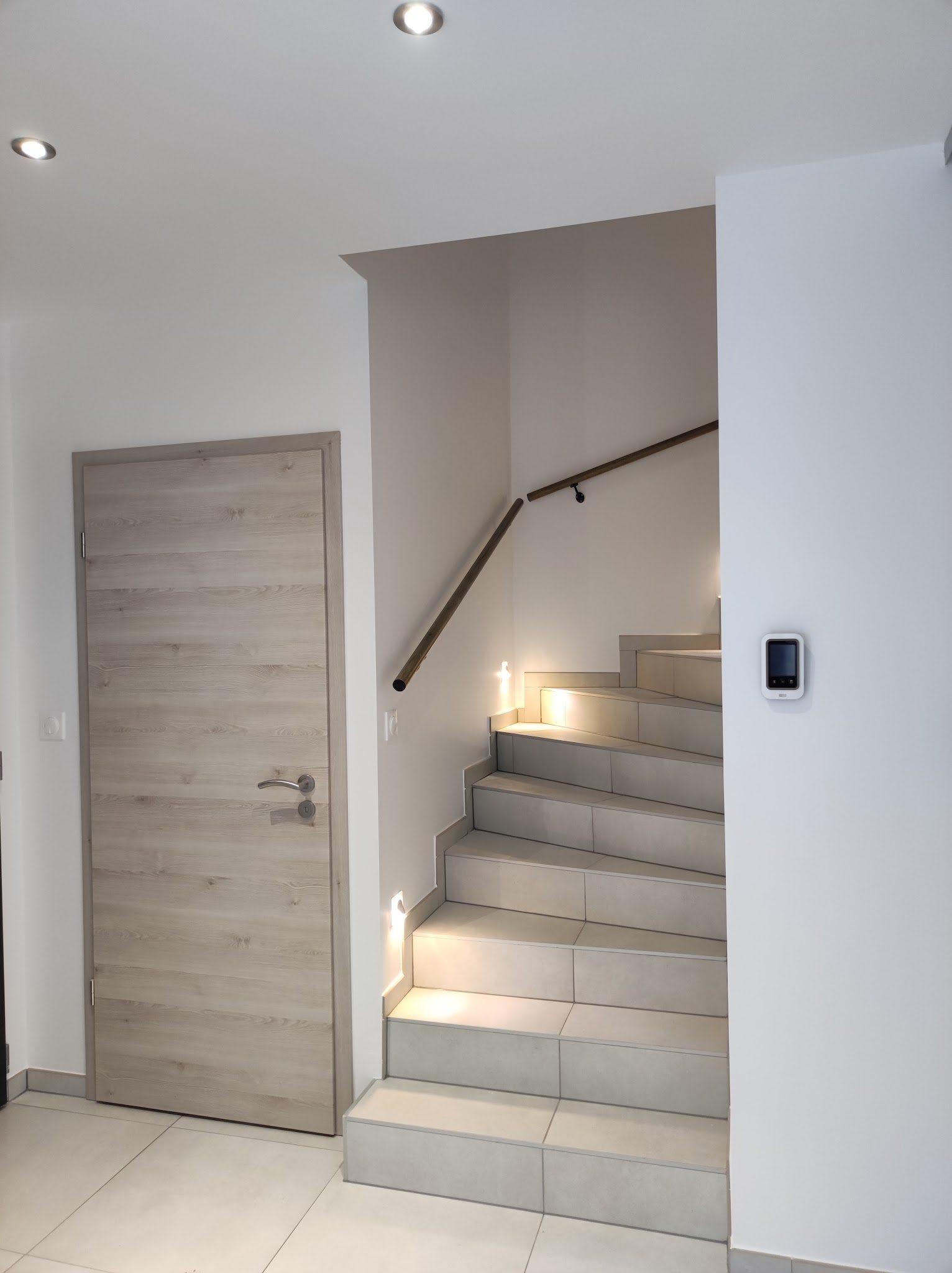 Entrée et escalier éclairé