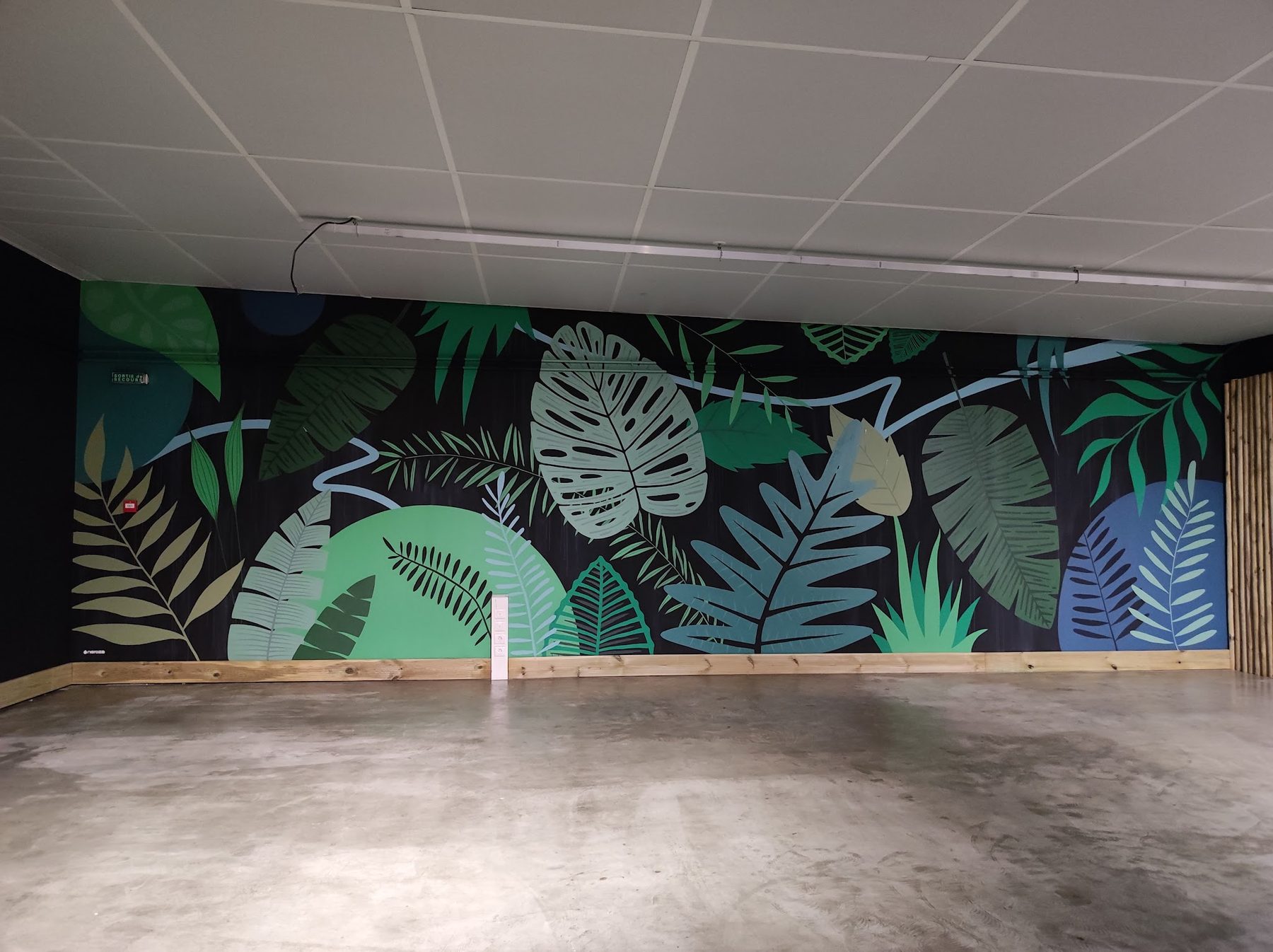 Fresque végétale peinte sur un mur noir